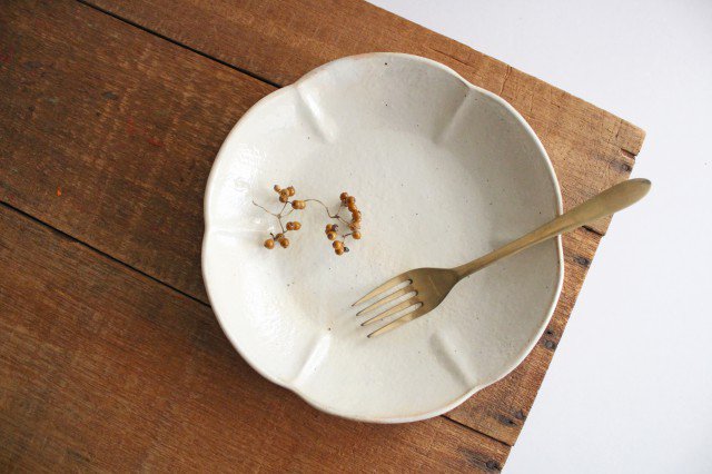 Furutani Seitosho Flower-shaped Shallow Bowl White Large | Serving Bowl-TOP