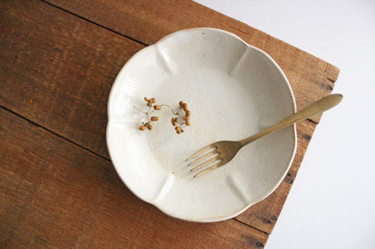 Furutani Seitosho Flower-shaped Shallow Bowl White Large | Serving Bowl-TOP