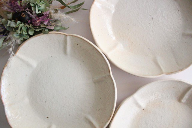 Furutani Seitosho Flower-shaped Shallow Bowl White Large | Serving Bowl-Detail9