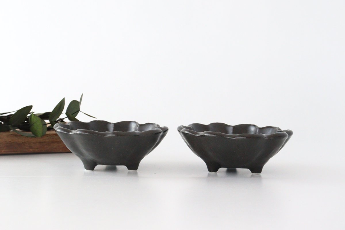 Small Bowl Black Chrysanthemum 9cm/3.5in | Kobachi Mino Ware
