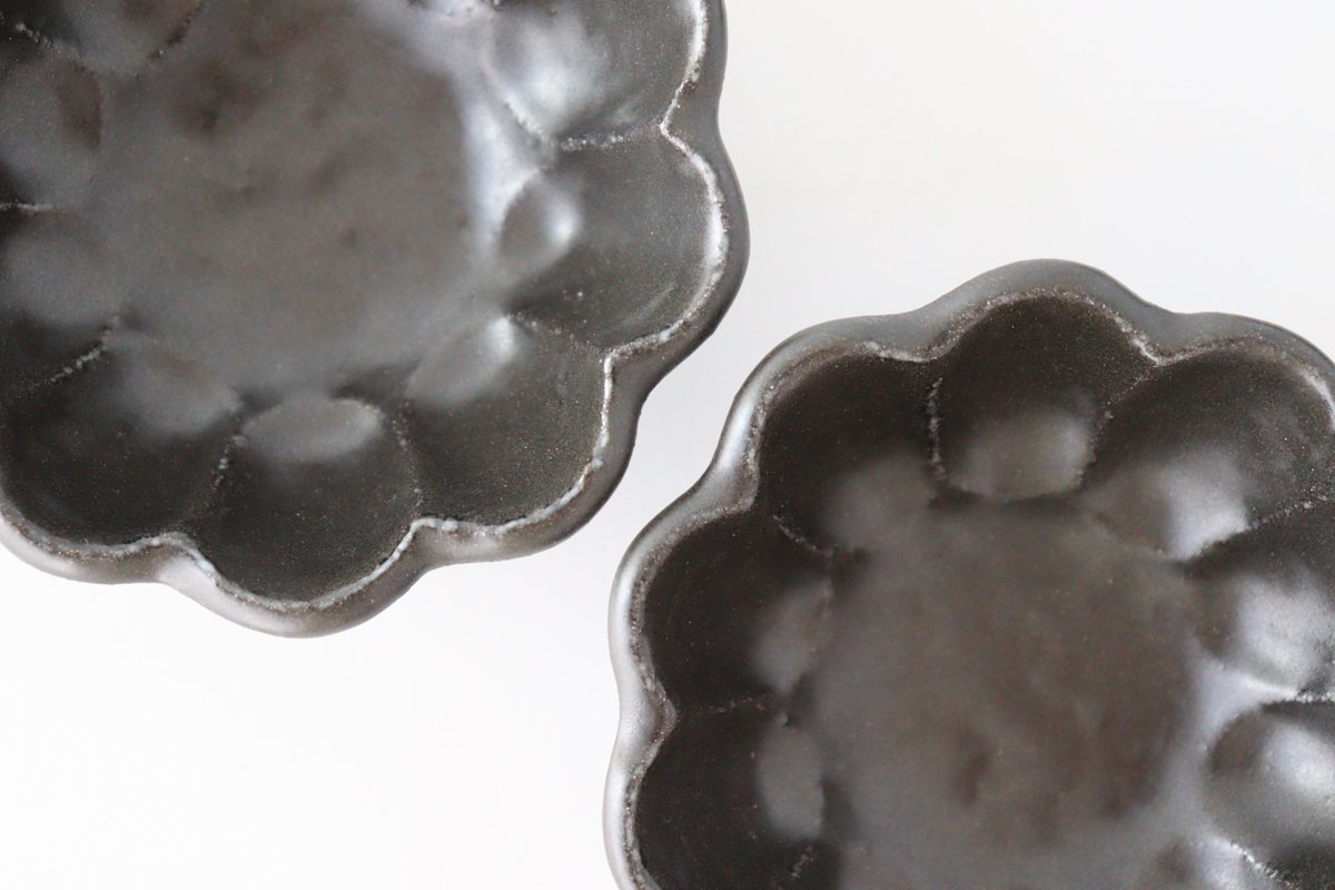 Small Bowl Black Chrysanthemum 9cm/3.5in | Kobachi Mino Ware