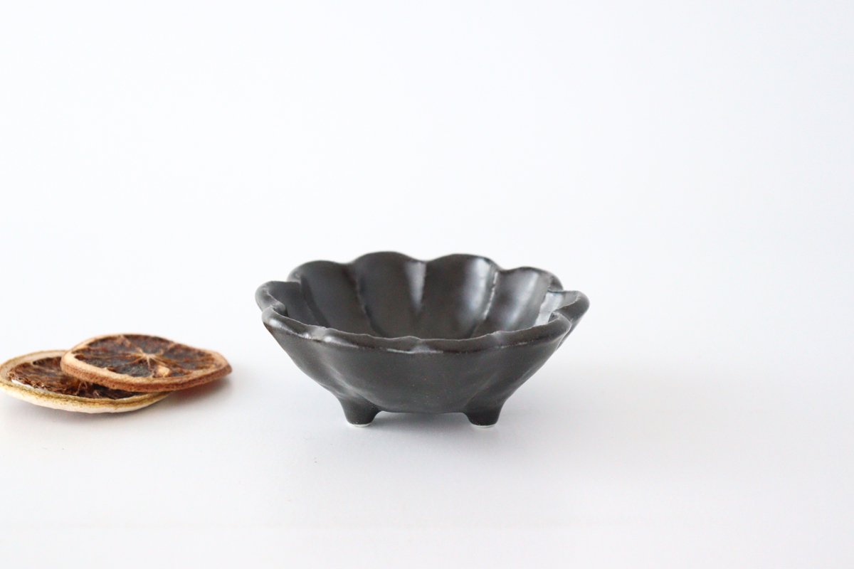 Small Bowl Black Chrysanthemum 9cm/3.5in | Kobachi Mino Ware