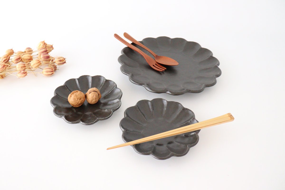 Chrysanthemum Shape Plate Black 24cm/9.4in | Mino Ware