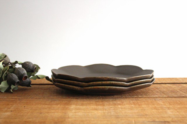 Furutani Seitosho Flowershaped Plate Rust Glaze Medium