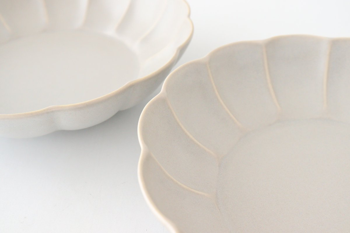 Koyo Kiln Chrysanthemum-shaped Flat Bowl Sherbet Gray 15cm/5.9in | Serving Bowl Arita Ware