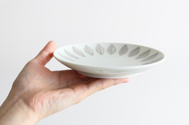 Round Plate Gray Leaves 15cm/5.9in | Hasami Ware