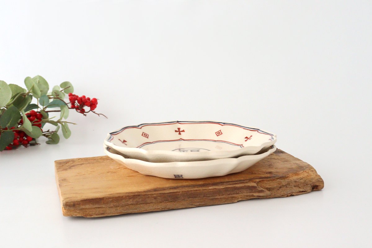 Bellflowershaped Plate Fuku Semi-Porcelain 21cm/8.3in | Arita Ware