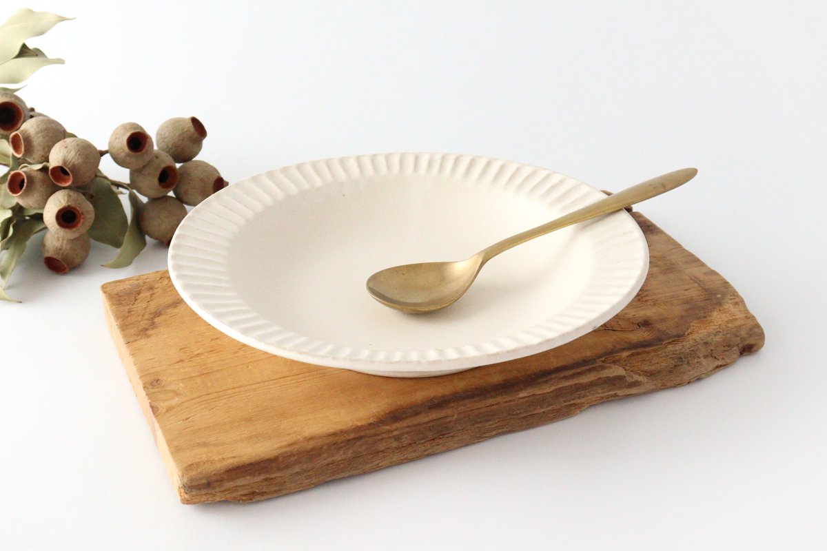 Round plate 22.5cm/5.9in Powdered porcelain Kikuhana Mino ware