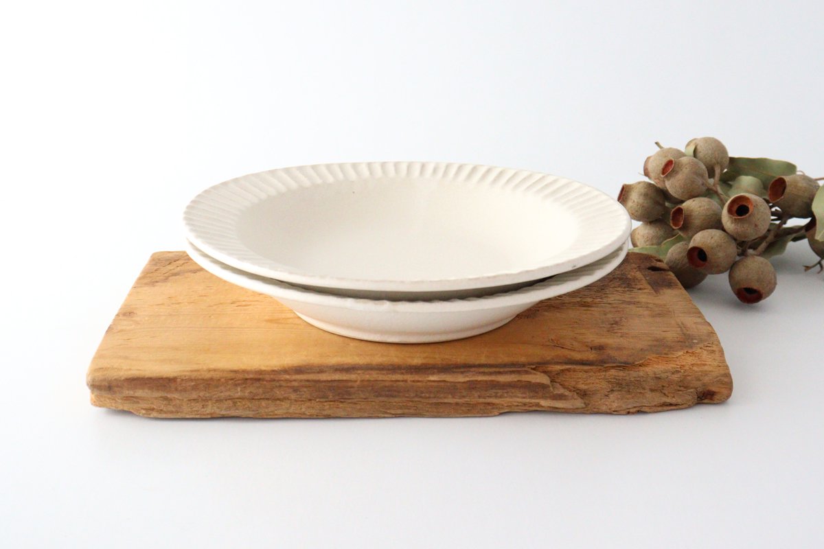 Round plate 22.5cm/5.9in Powdered porcelain Kikuhana Mino ware