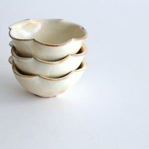 Furutani Seitosho Flower-shaped Small Bowl White-Detail3