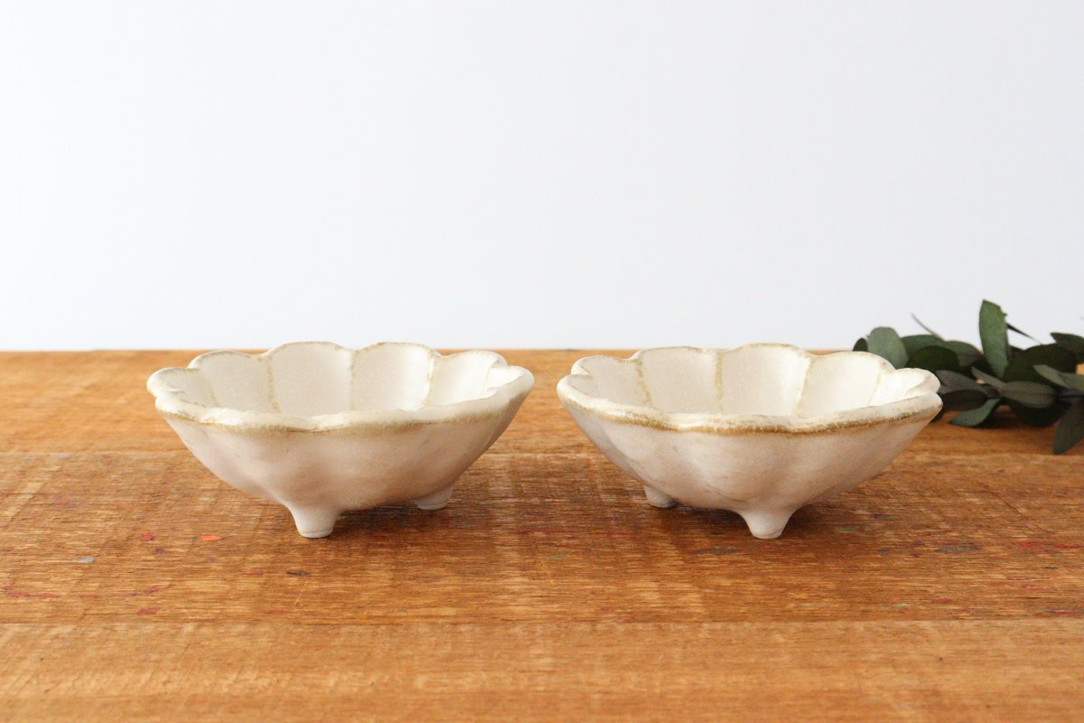 Small Bowl White Chrysanthemum 9cm/3.5in | Kobachi Mino Ware