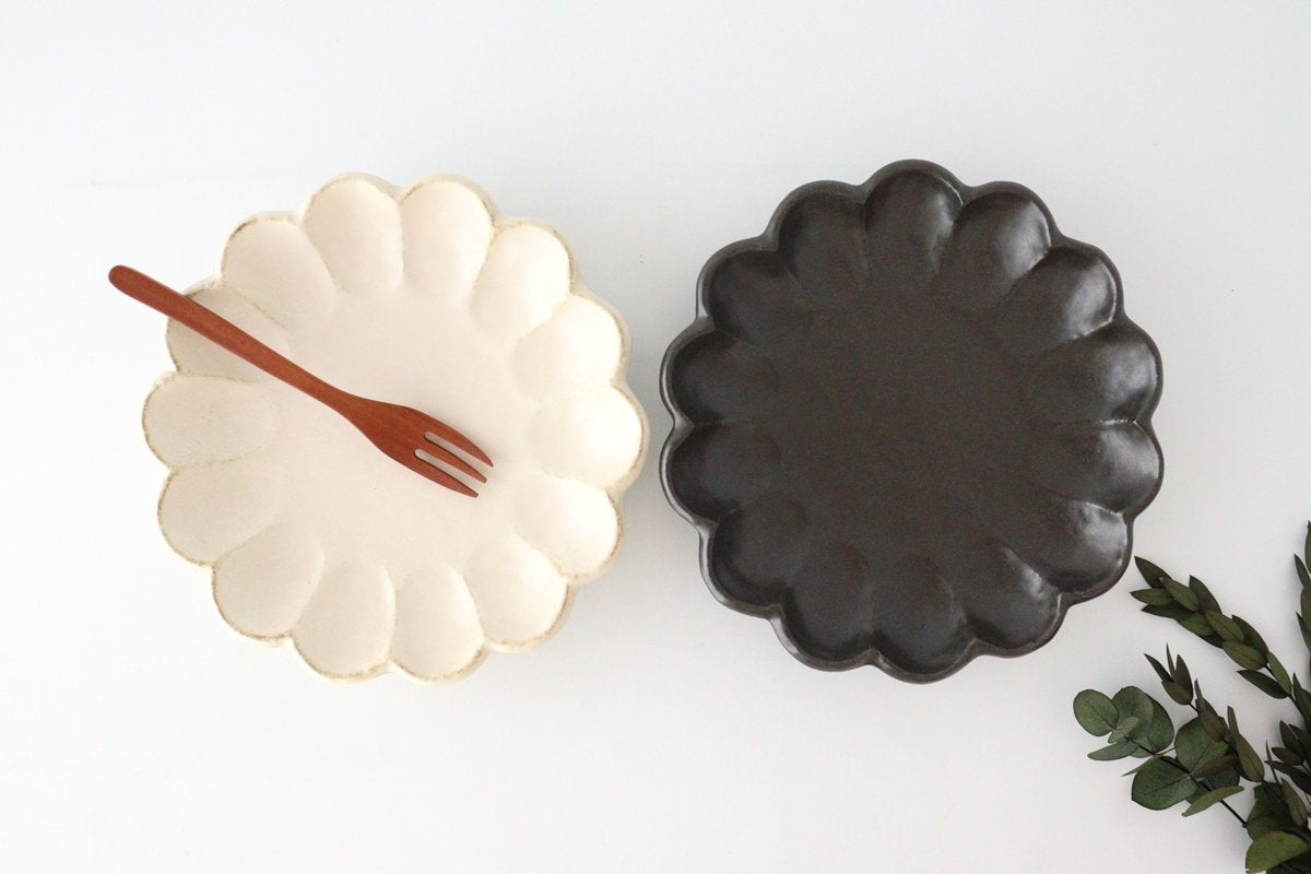 Chrysanthemum Shape Plate Black 21cm/8.3in | Mino Ware