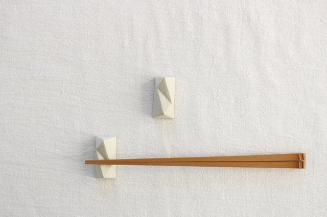 Chamfered chopstick rest white ceramic Mino ware