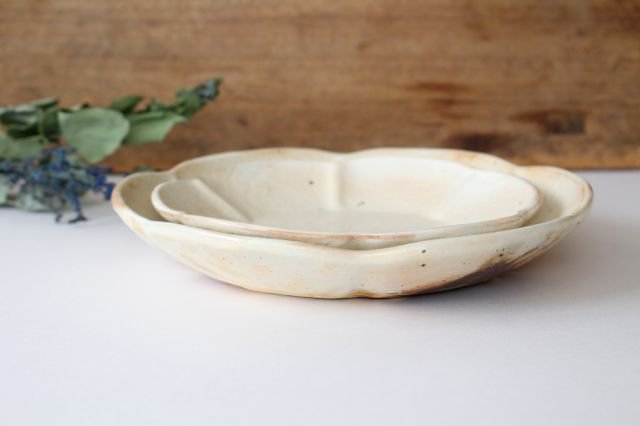 Furutani Seitosho Flower-shaped Shallow Bowl White Large | Serving Bowl