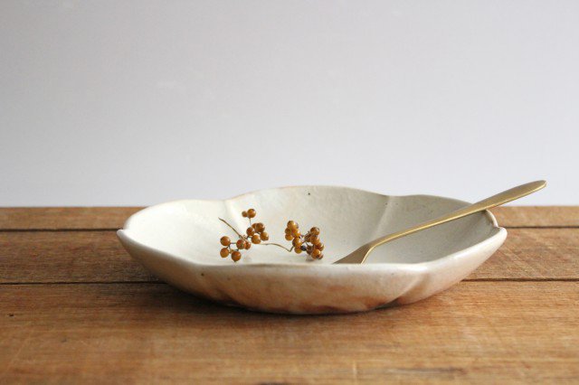 Furutani Seitosho Flower-shaped Shallow Bowl White Large | Serving Bowl