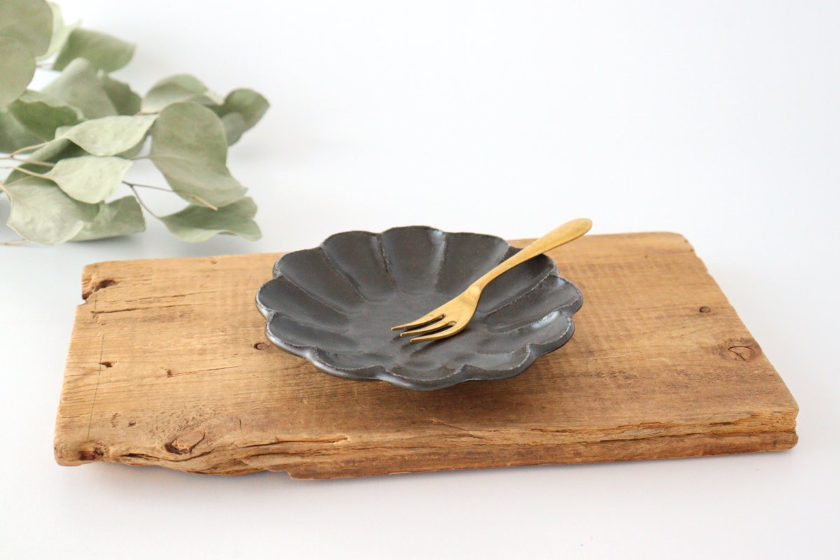 Chrysanthemum-shaped Plate Black 12cm/4.7in | Mino Ware