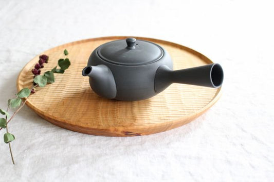 Flat teapot, Yokote, clay, medium-thin pottery, arbor