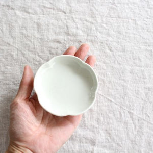 Small plate, earthen ash, plum, porcelain, arbor