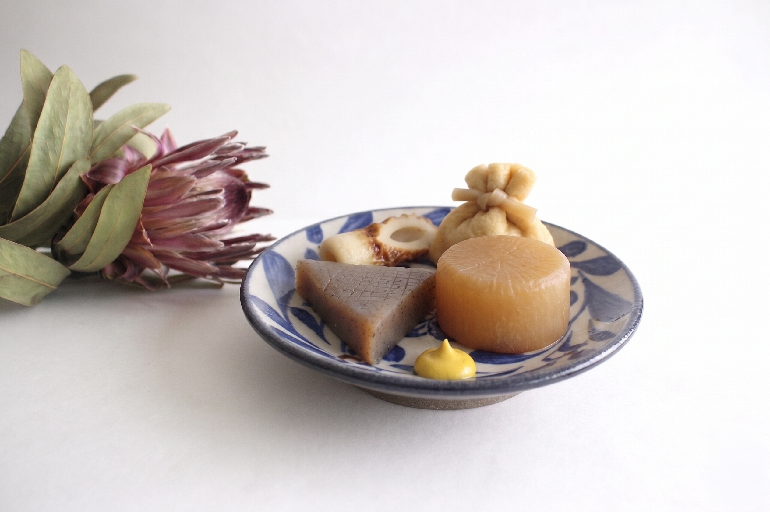 Toshin Kiln Round Plate Blue Arabesque 15cm/5.9in | Tsuboya Ware Yachimun