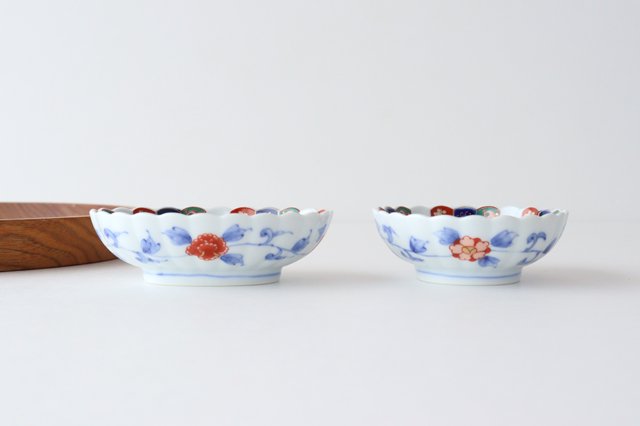 Oval small plate with expected chrysanthemum crest, porcelain, Rinkurou kiln, Hasami ware