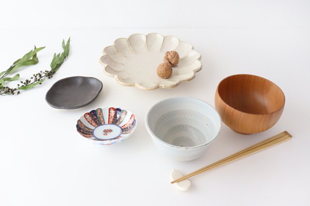 Oval small plate with expected chrysanthemum crest, porcelain, Rinkurou kiln, Hasami ware