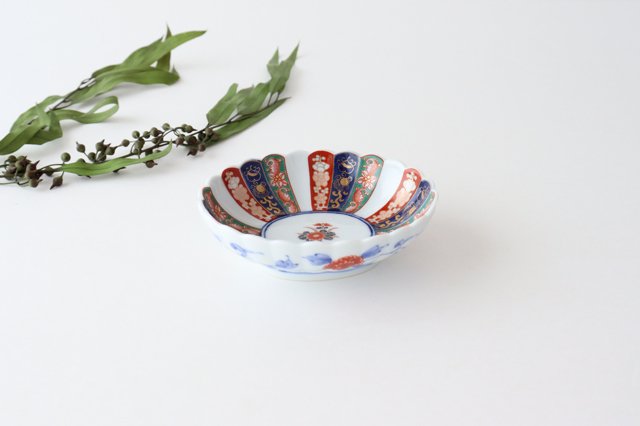 Oval small plate with expected chrysanthemum crest, porcelain, Rinkurou kiln, Hasami ware