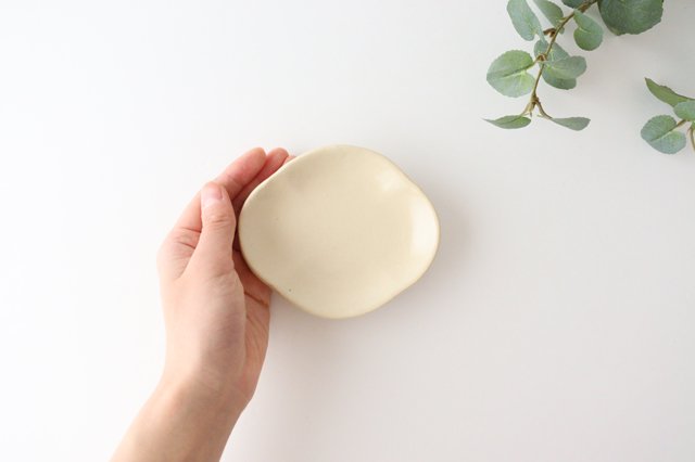 Mukuro bean plate white pottery Masaki Domoto Shigaraki ware