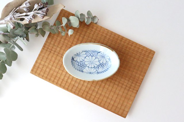 [Uchiru special order] Oval small bowl, chrysanthemum pattern, porcelain, dyed, Arita ware