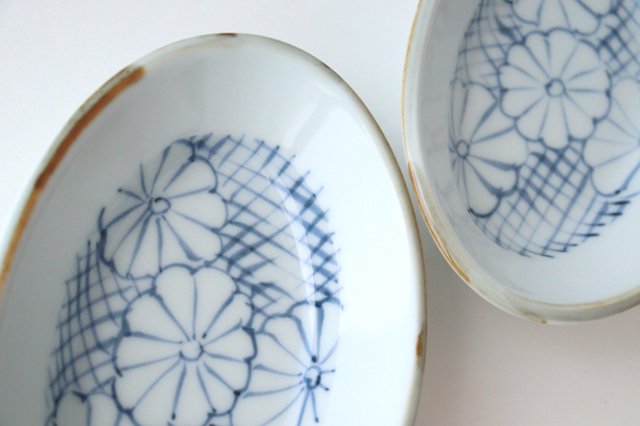 [Uchiru special order] Oval small bowl, chrysanthemum pattern, porcelain, dyed, Arita ware