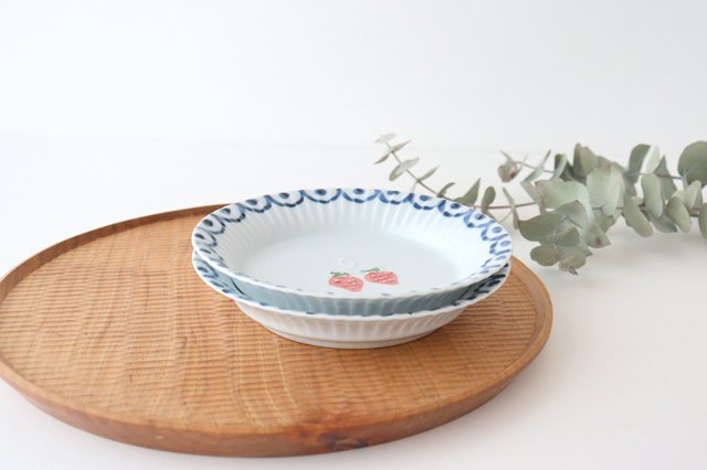 Wave carved plate, Dutch strawberry, porcelain, Arita ware