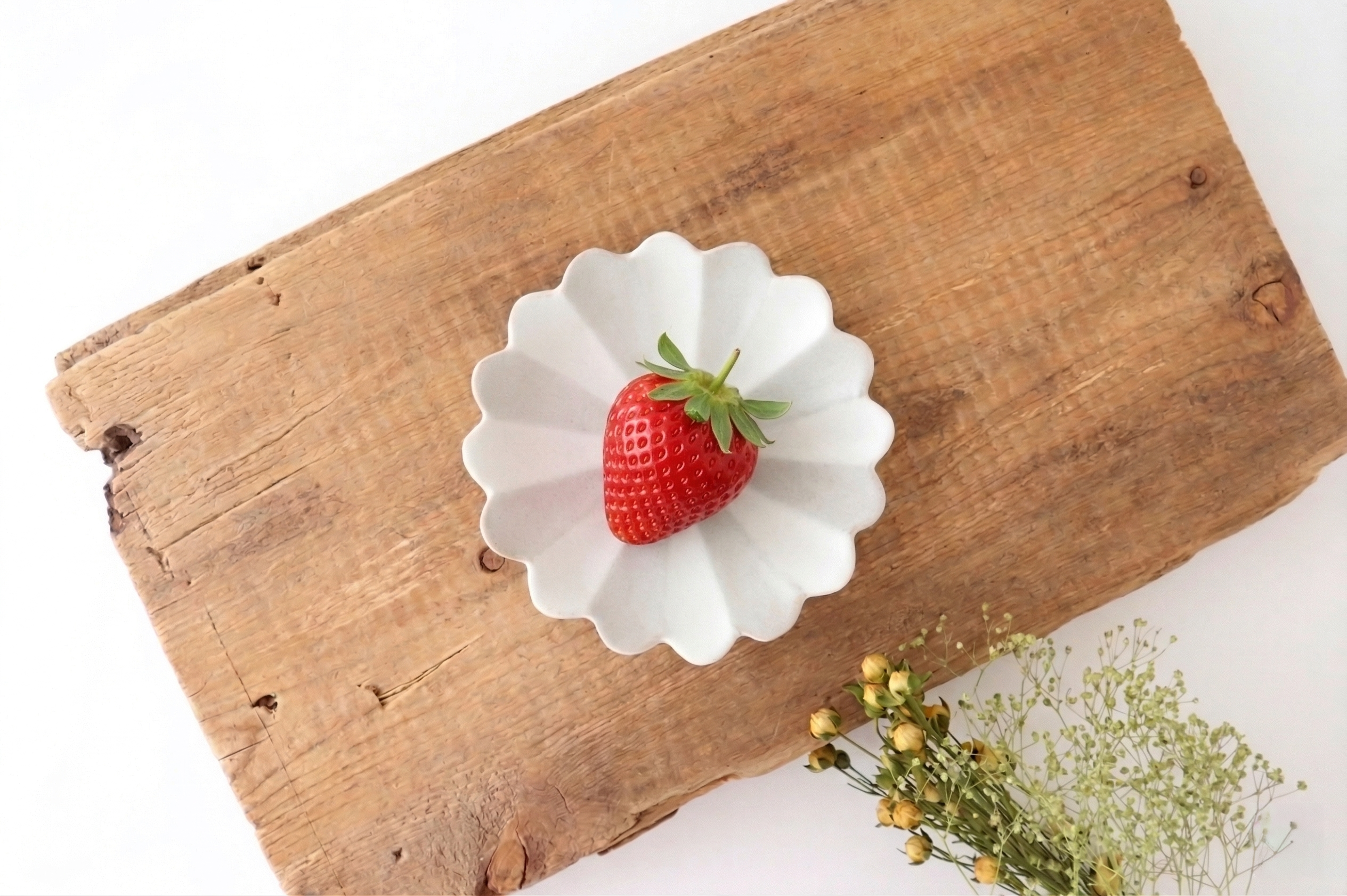 Chrysanthemum-shaped Sauce Plate Gray | Arita Ware