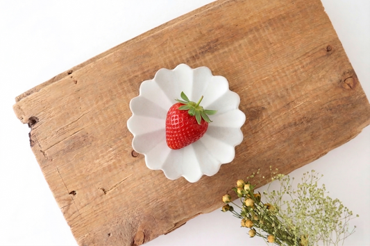 Chrysanthemum-shaped Sauce Plate Gray | Arita Ware