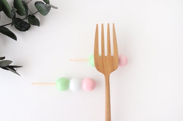 Chopstick rest, three-colored dumplings, porcelain, Arita ware