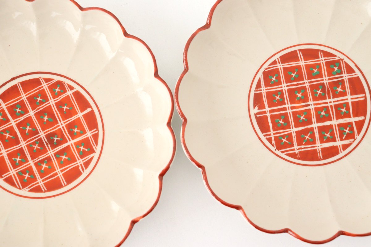 Red-colored chrysanthemum-shaped plate, porcelain, Mino ware