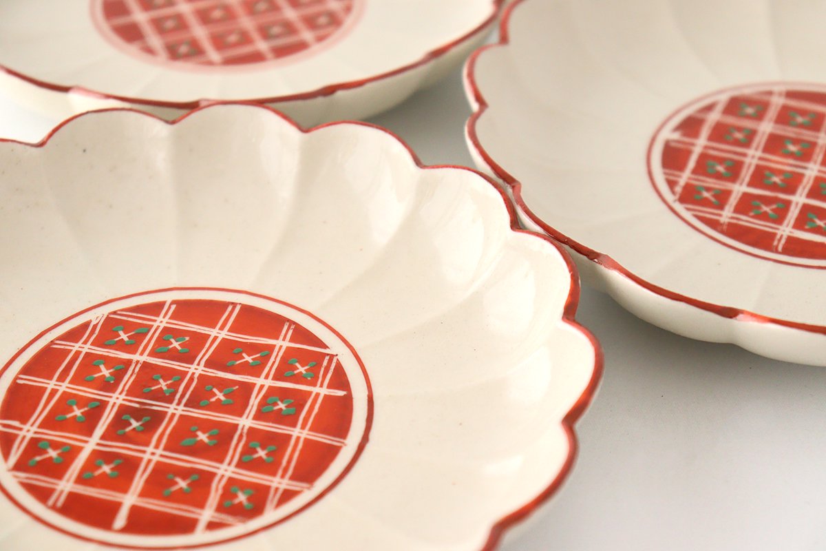 Red-colored chrysanthemum-shaped plate, porcelain, Mino ware