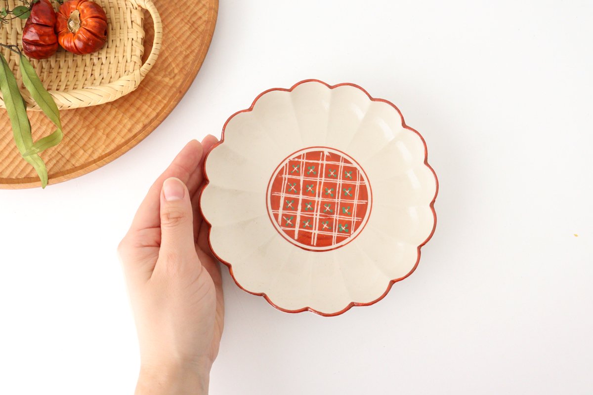 Red-colored chrysanthemum-shaped plate, porcelain, Mino ware