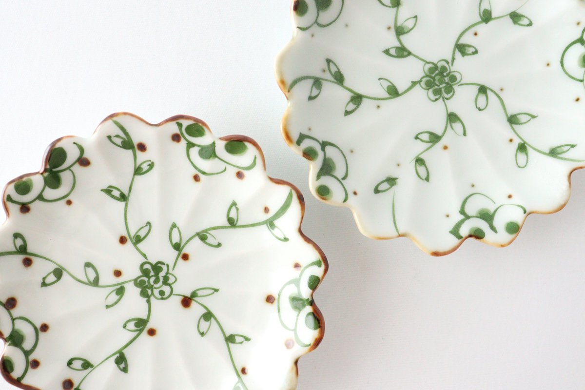 Flower-shaped Sauce Plate Green Arabesque | Arita Ware