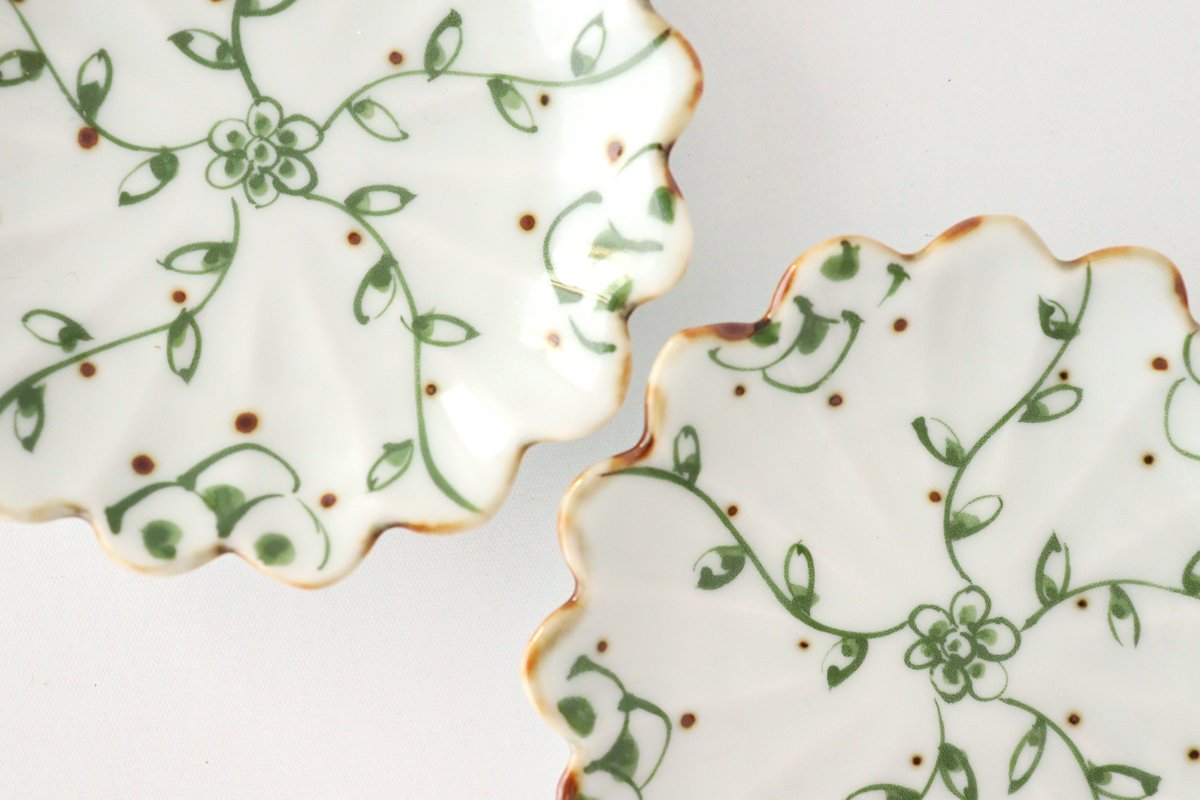 Flower-shaped Sauce Plate Green Arabesque | Arita Ware