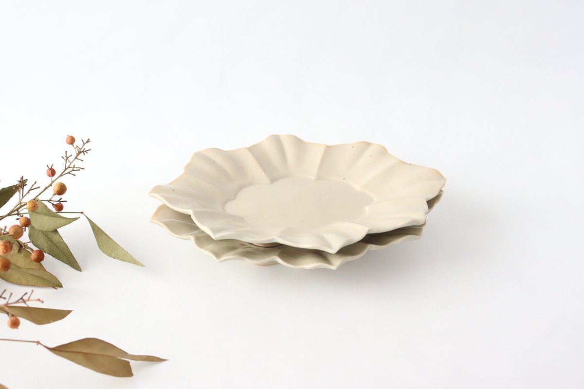 White porcelain oval flower-shaped plate Pottery Yuya Ishida