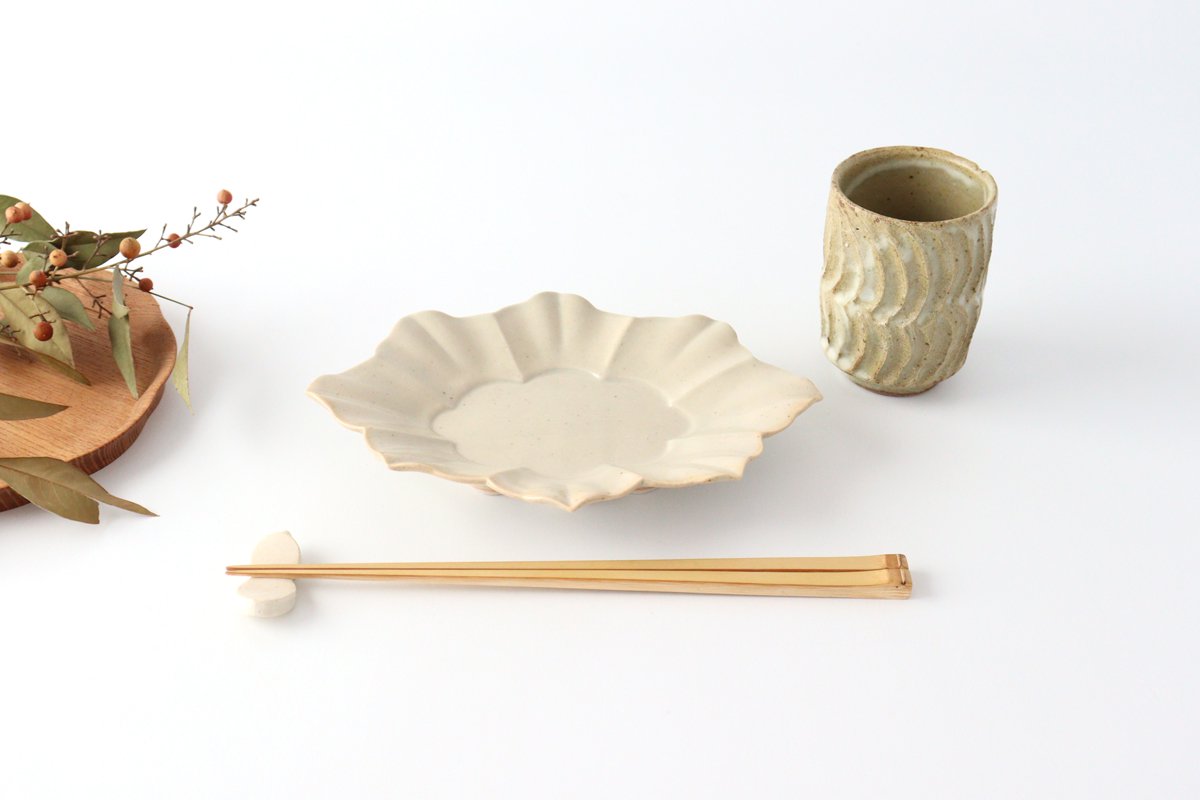 White porcelain oval flower-shaped plate Pottery Yuya Ishida