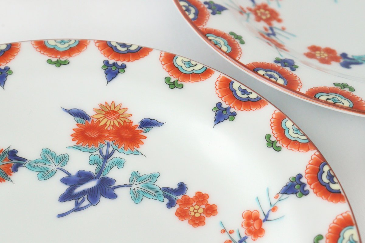 Japanese plate, colored picture, plum and chrysanthemum pattern, porcelain, Arita ware