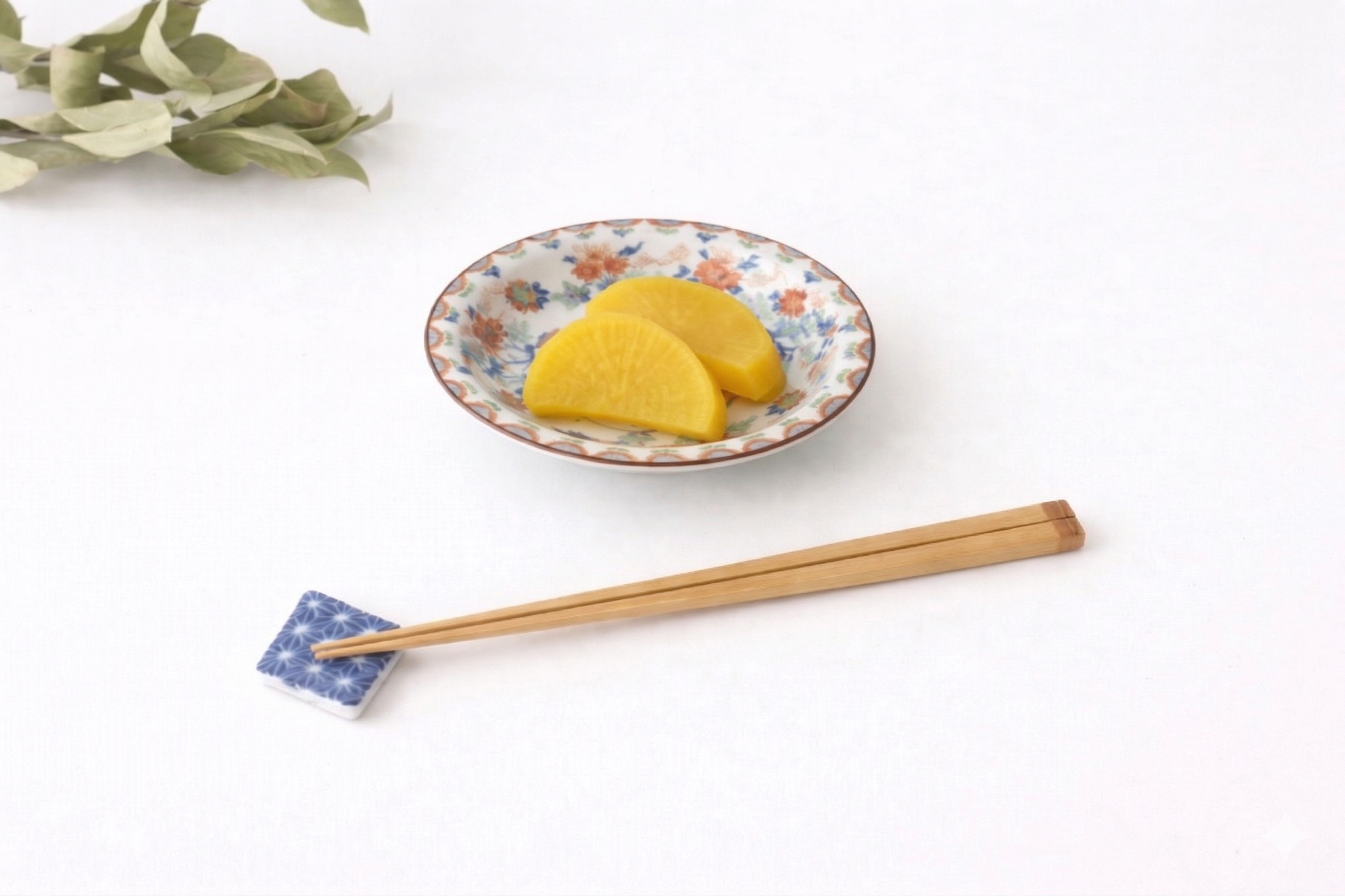 Small Round Plate Plum and Chrysanthemum Pattern | Arita Ware