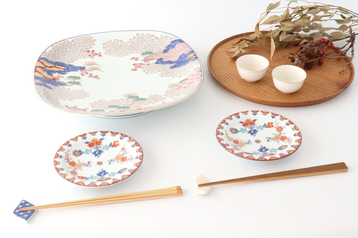 Small Round Plate Plum and Chrysanthemum Pattern | Arita Ware