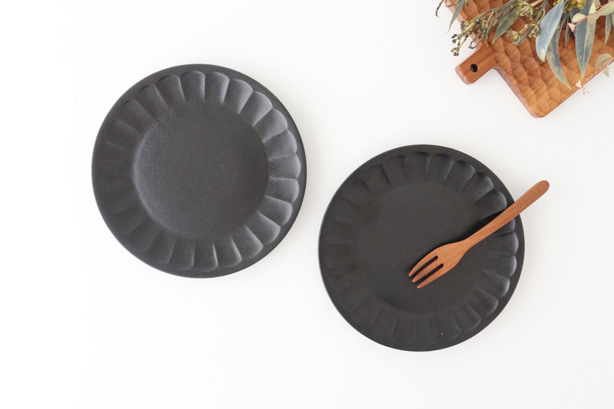 Serving Plate Flower-shape Matte Black | Mino Ware