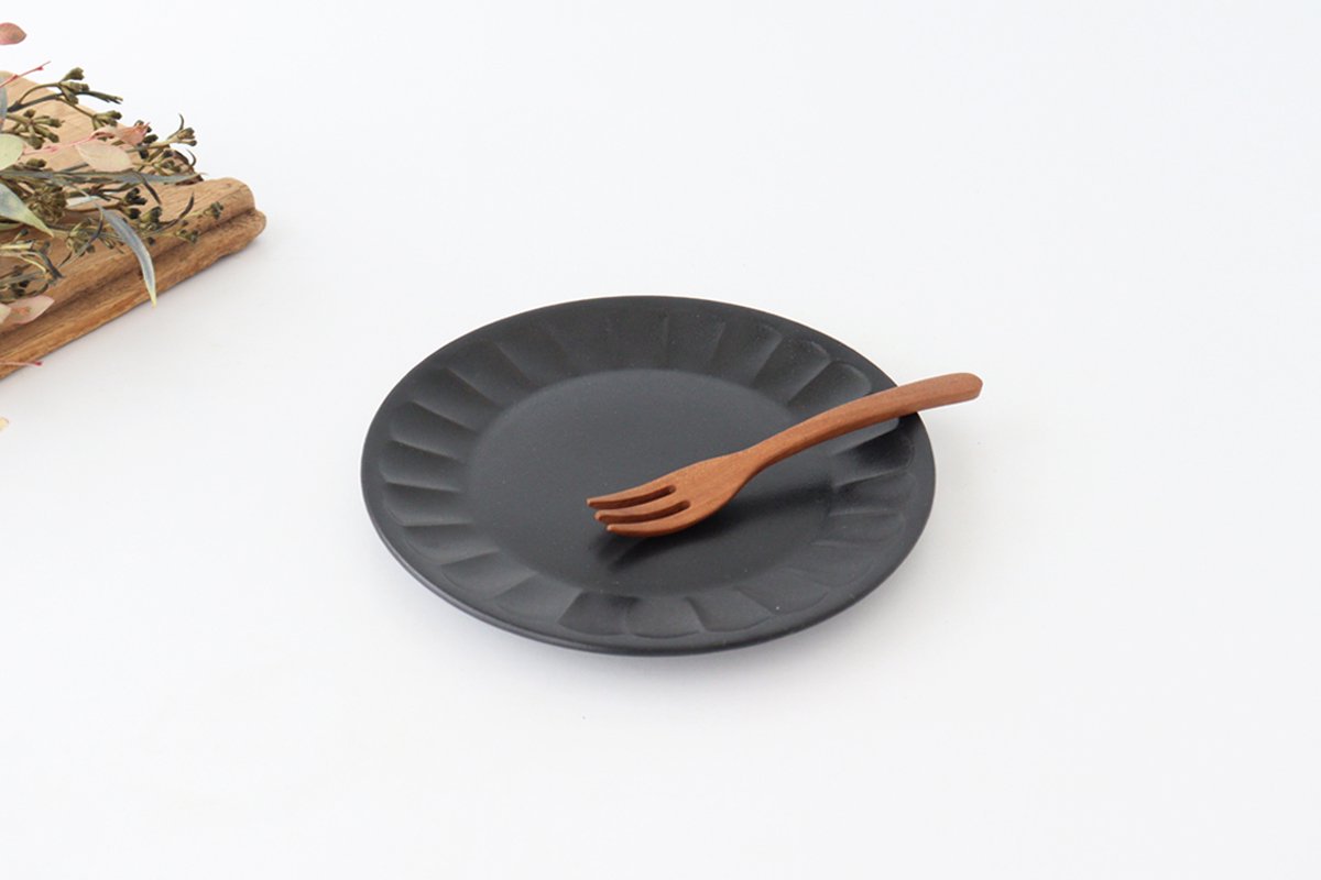 Serving Plate Flower-shape Matte Black | Mino Ware