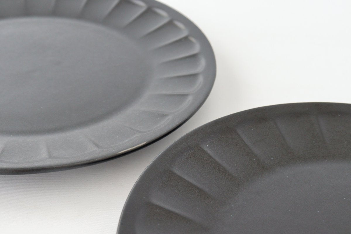 Flower-shaped Plate Matte Black L | Mino Ware