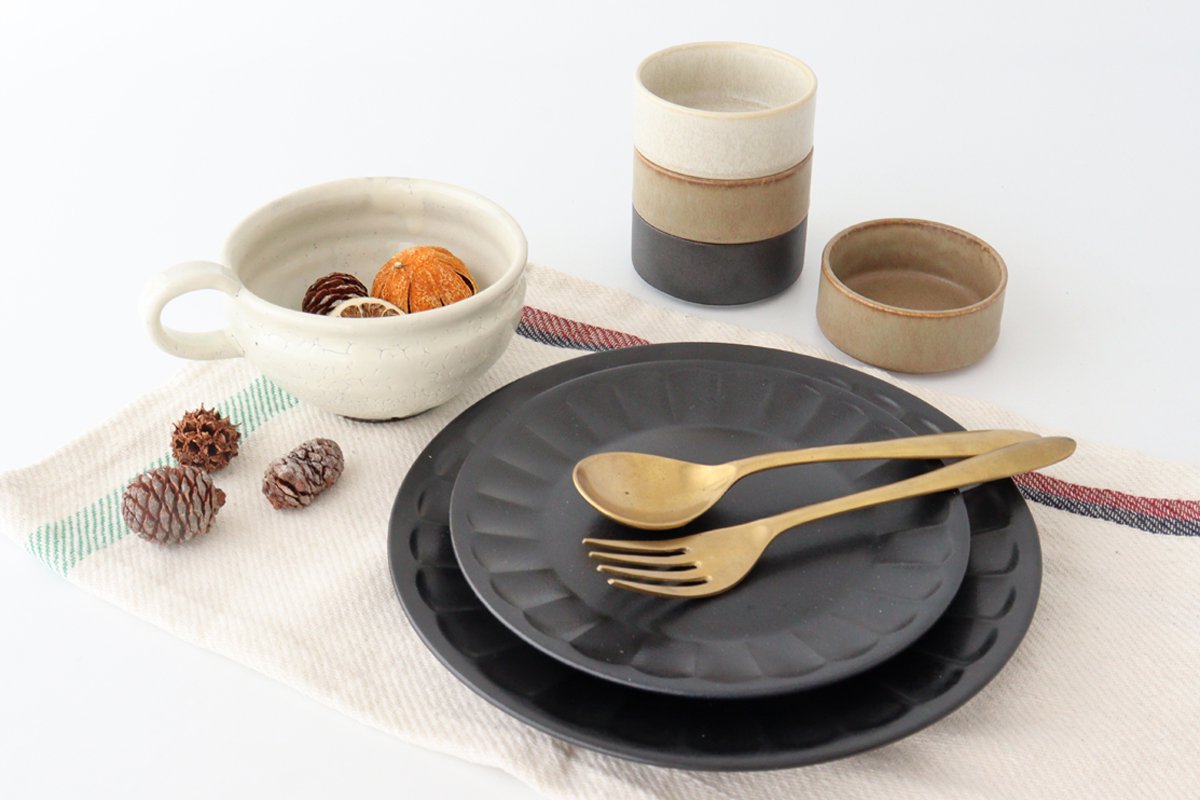 Flower-shaped Plate Matte Black L | Mino Ware