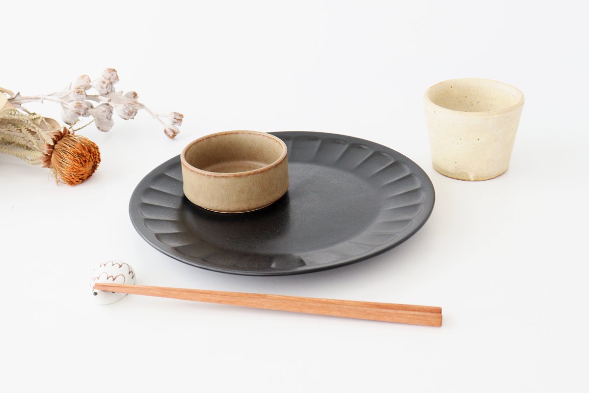 Flower-shaped Plate Matte Black L | Mino Ware