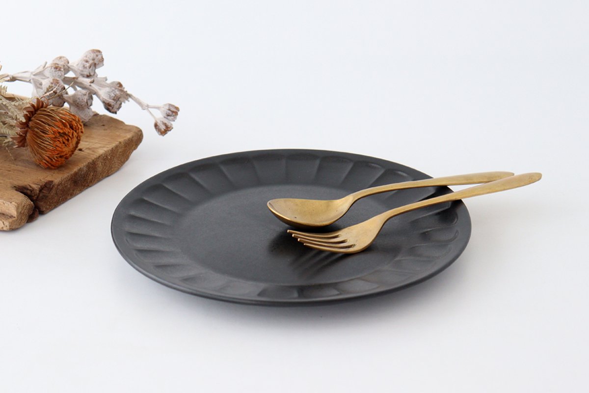 Flower-shaped Plate Matte Black L | Mino Ware