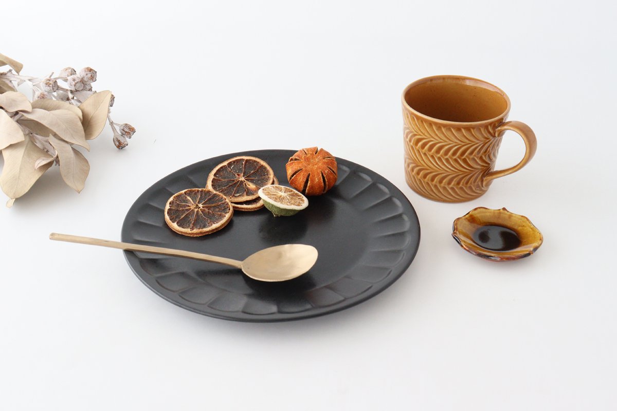 Flower-shaped Plate Matte Black L | Mino Ware